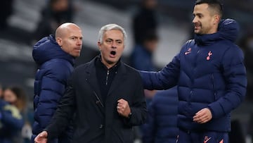 Mourinho da indicaciones durante un partido. Hoy tiene la reválida ante el Liverpool del Klopp.