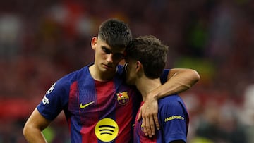 Gerard Martín y Gavi, después de la eliminación del Barça ante el Atlético.