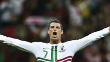 El delantero portugu&eacute;s Cristiano Ronaldo celebra su gol durante el partido que les enfrenta a Rep&uacute;blica Checa hoy, jueves, 21 de junio de 2012, por los cuartos de final de la Eurocopa 2012, en Varsovia, Polonia. 