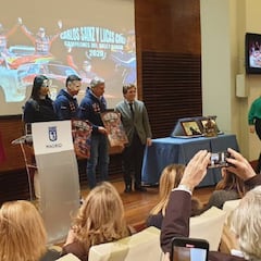 El campeón sigue de gira: Sainz, recibido con honores en Madrid