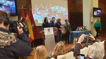 El campe¨®n sigue de gira: Sainz, recibido con honores en Madrid