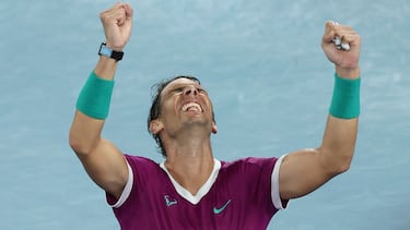 El tenista español Rafa Nadal celebra su victoria ante el ruso Daniil Medvedev en la final del Open de Australia 2022.