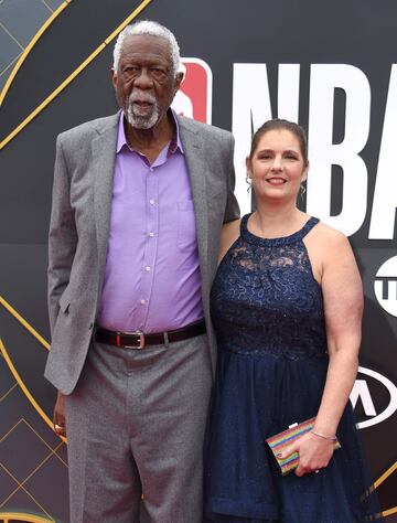 El exjugador de baloncesto Bill Russell con su acompañante. 