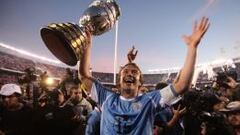 La Copa que Uruguay gan&oacute; en Argentina 2011 (Diego Lugano la levanta) regresa cuatro a&ntilde;os despu&eacute;s a Chile.