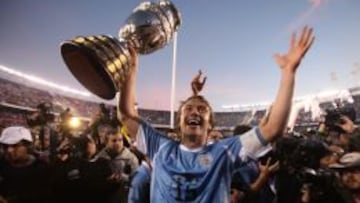 La Copa que Uruguay gan&oacute; en Argentina 2011 (Diego Lugano la levanta) regresa cuatro a&ntilde;os despu&eacute;s a Chile.