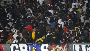 Futbol, Colo Colo vs Monagas SC.
Fase de grupos, Copa Libertadores 2023.
Hinchas de Colo Colo son fotografiados durante el partido del grupo F de la Copa Libertadores contra Monagas SC realizado en el estadio Monumental de Santiago, Chile.
19/04/2023
Jonnathan Oyarzun/Photosport
Football, Colo Colo vs Monagas SC.
2023 Copa Libertadores Championship.
Colo Colo’s fans are pictured during the group F match of the Copa Libertadores Championship against Monagas SC at the Monumental stadium in Santiago, Chile.
19/04/2023
Jonnathan Oyarzun/Photosport