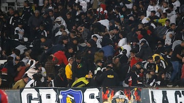 Futbol, Colo Colo vs Monagas SC.
Fase de grupos, Copa Libertadores 2023.
Hinchas de Colo Colo son fotografiados durante el partido del grupo F de la Copa Libertadores contra Monagas SC realizado en el estadio Monumental de Santiago, Chile.
19/04/2023
Jonnathan Oyarzun/Photosport

Football, Colo Colo vs Monagas SC.
2023 Copa Libertadores Championship.
Colo Colo’s fans are pictured during the group F match of the Copa Libertadores Championship against Monagas SC at the Monumental stadium in Santiago, Chile.
19/04/2023
Jonnathan Oyarzun/Photosport