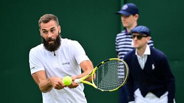 El tenista francés Benoit Paire devuelve una bola durante su partido ante Quentin Halys en Wimbledon.