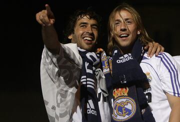 Guti y Raúl en Cibeles celebrando la liga en Cibeles conseguida en 2008.