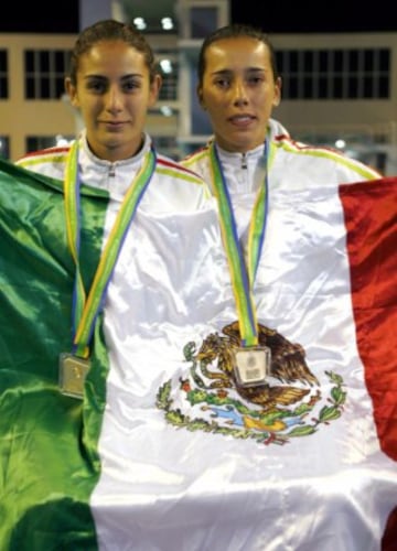 Laura Sánchez y Paola Espinosa lucen la bandera de México