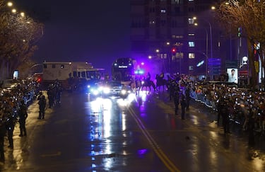 Bufandas al aire, el humo de las bengalas y el autobús del Real Madrid y el del Atlético avanzan entre la niebla... Las aficiones recibieron de esta manera a sus  equipos.