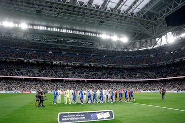 Los jugadores del Real Madrid y del Getafe se saludan antes del inicio del partido. 