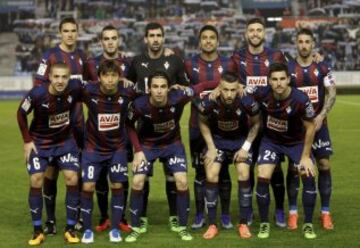 Once inicial del Eibar. De pie: Ansotegui, Escalante, Riesgo, Mauro Javier, Borja Bastón y Lillo. Agachados: Radosevid, Takashi, Jota Peleteiro, Junca y Adrian González.