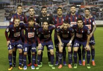 Once inicial del Eibar. De pie: Ansotegui, Escalante, Riesgo, Mauro Javier, Borja Bastón y Lillo. Agachados: Radosevid, Takashi, Jota Peleteiro, Junca y Adrian González.