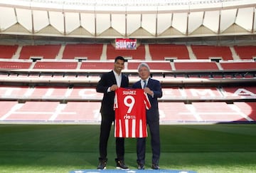 Football Soccer - Luis Suarez signs for Atletico Madrid, Madrid, Spain, September 25, 2020 Luis Suarez after signing for Atletico Madrid with president Enrique Cerezo ClubAtleticoMadrid