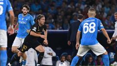 Napoli (Italy), 03/10/2023.- Real Madrid'Äôs Luka Modric (L) in action during the UEFA Champions League group C soccer match between SSC Napoli and Real Madrid, in Naples, Italy, 03 October 2023. (Liga de Campeones, Italia, Nápoles) EFE/EPA/CIRO FUSCO
