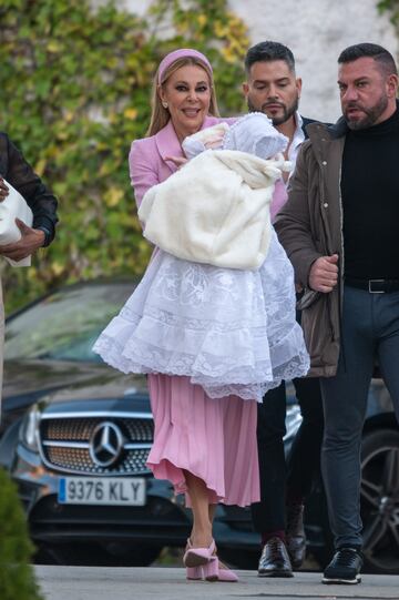 Ana Obregón llega a la iglesia de Nuestra Señora de La Moraleja con su nieta Ana Sandra en brazos.