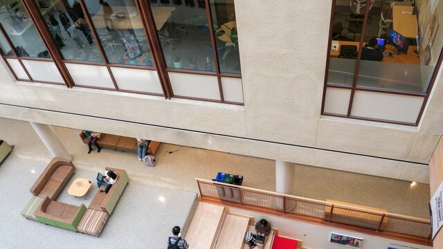 El gobierno de Donald Trump va por los estudiantes extranjeros. En las últimas semanas, se han revocado cientos de visas F-1. Aquí los detalles.