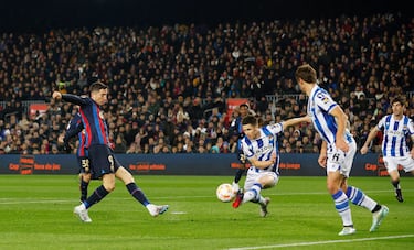 Igor Zubeldia bloquea con su pierna izquierda el balón que dispara de Robert Lewandowski.