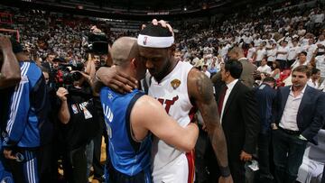 LeBron James y Jason Kidd se saludas tras las Finales de la NBA del 2011, en las que Miami Heat cedi&oacute; ante los Dallas Mavericks