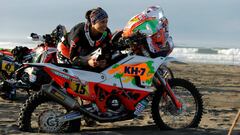Dakar Rally - 2018 Peru-Bolivia-Argentina Dakar rally - 40th Dakar Edition stage four, San Juan de Marcona to San Juan de Marcona - January 9, 2018. Laia Sanz of Spain rests on her KTM before departing for the stage. REUTERS/Andres Stapff