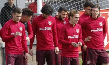 Ejercicio de balón en el entrenamiento del Atleti