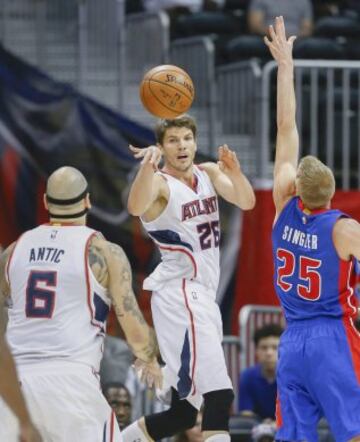 Kyle Korver encuentra a Pero Antic.