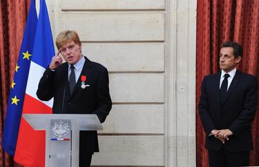El actor Robert Redford pronuncia un discurso tras recibir la Legión de Honor de manos del presidente francés, Nicolas Sarkozy, en el Palacio del Elíseo el 14 de octubre de 2010 en París, Francia.