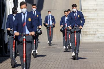 Los jugadores y cuerpo técnico se mueven en patinete durante su concentración para la Eurocopa por la Ciudad de Fútbol de una manera tan divertida y respetuosa para el medio ambiente como es el patinete eléctrico