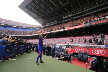 Yerry Mina presentado presentado en el Barcelona en el Camp Nou