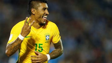 Paulinho celebra el hat-trick anotado con Brasil ante Uruguay.