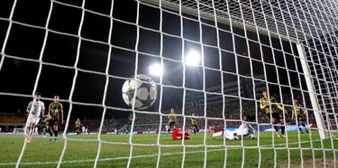 0-4. Carrerón de Rodrygo que llega a la línea de fondo centra y Camavinga, casi de espaldas a la portería, cabecea 
para anotar el cuarto.