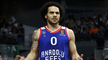 Shane Larkin, base del Anadolu Efes, durante los cuartos de final de la Euroliga 2021 contra el Real Madrid.