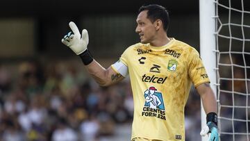 Rodolfo Cota durante un partido con León.
