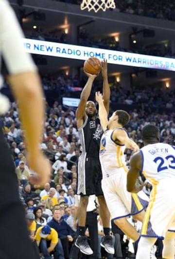 En una noche en la que se homenajeó a Craig Sager, el mítico periodista que lucha contra un cáncer, los Spurs arrasaron liderados por Kawhi y LaMarcus Aldridge y arruinaron el estreno de Kevin Durant con los Warriors.