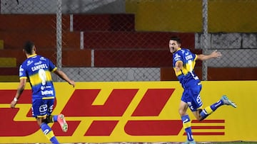 Chile's Everton Argentine Lucas Di Yorio (R) celebrates after scoring against Peru's Ayacucho during their Copa Sudamericana group stage football match, at the Garcilaso stadium in Cusco, Peru, on May 18, 2022. (Photo by Diego Ramos / AFP)