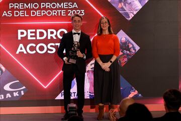 Pedro Acosta, actual campeón del mundo de Moto2, posa con el galardon junto a Nadia Tronchoni, jefa de deportes de El País.