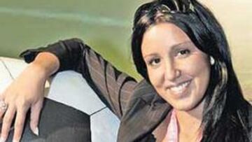 <b>UNA MÁS. </b>Nuria Bermúdez estuvo presente en San Sebastián. Abajo, Villar también en el acto.