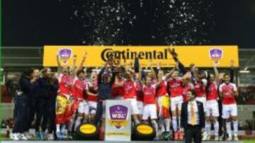 El equipo femenino del Arsenal festeja su triunfo en la final de la Continental Cup.