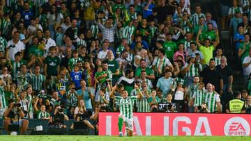 SEVILLA, 13/09/2024.- El delantero brasileño del Real Betis Vitor Roque celebra su gol durante el encuentro de la quinta jornada de LaLiga EA Sports que Real Betis y CD Leganés disputan este viernes en el estadio Benito Villamarín de Sevilla. EFE/ Raúl Caro