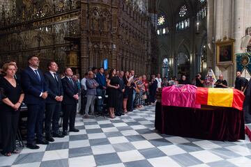 El féretro con los restos del ciclista Federico Martín Bahamontes durante la misa funeral celebrada en la Catedral Primada de Toledo.