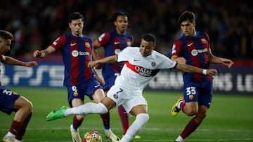 El delantero del PSG Kylian Mbappé (c) dispara a puerta durante el partido de vuelta de los cuartos de final de la Liga de Campeones que FC Barcelona y PSG disputan hoy martes en el estadio Olímpico Lluis Empresa, en Barcelona.