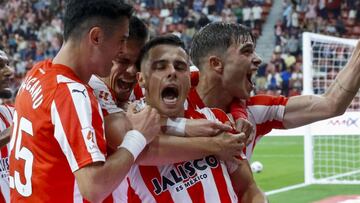 04-10-23. GASPAR Y PASCANU, AUTORES DE LOS GOLES, CELEBRAN EL PRIMERO DEL SPORTING AL ELCHE.