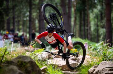 Emily Bridson, del equipo Jersey, se estrella durante la final femenina de campo a través el sexto día de los Juegos de la Commonwealth de Birmingham 2022. 