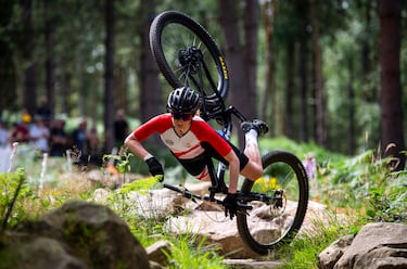 Emily Bridson, del equipo Jersey, se estrella durante la final femenina de campo a través el sexto día de los Juegos de la Commonwealth de Birmingham 2022. 