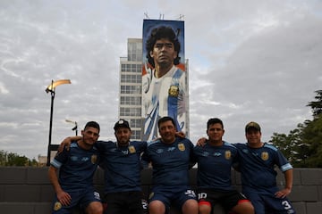 El artista argentino Maxi Bagnasco está terminando un gran mural que se ha expuesto en Canning, un barrio de las afueras de la ciudad argentina, con motivo de lo que sería el 62 cumpleaños de la leyenda el 30 de octubre. 