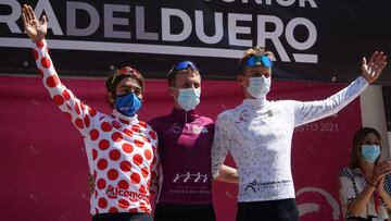 Luca Scuriatti, Matisse Julien y Artem Shmidt posan en el podio de la Vuelta Junior a la Ribera del Duero.