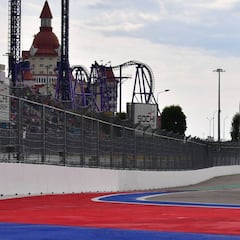 Mercedes da la victoria a Hamilton que se acerca al título