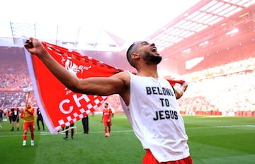 Los Reds celebran el t¨ªtulo n¨²mero 20 de liga tras golear al Tottenham 5-1 en el estadio de Anfield. En l aimagen, Cody Gakp.