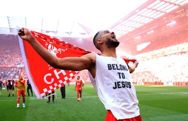Los Reds celebran el título número 20 de liga tras golear al Tottenham 5-1 en el estadio de Anfield. En l aimagen, Cody Gakp.